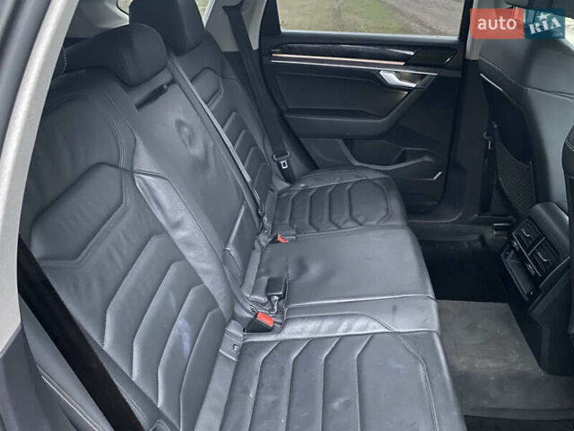 Серый Фольксваген Туарег, объемом двигателя 2.97 л и пробегом 180 тыс. км за 38000 $, фото 2 на Automoto.ua