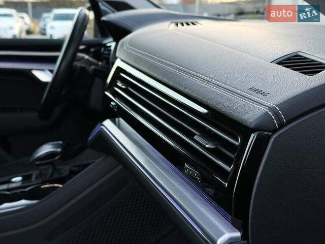 Серый Фольксваген Туарег, объемом двигателя 3 л и пробегом 135 тыс. км за 52999 $, фото 79 на Automoto.ua