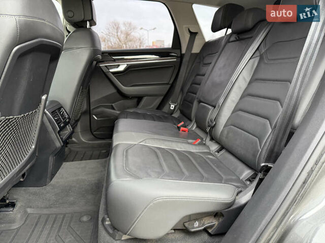 Сірий Фольксваген Туарег, об'ємом двигуна 2.97 л та пробігом 180 тис. км за 39500 $, фото 23 на Automoto.ua