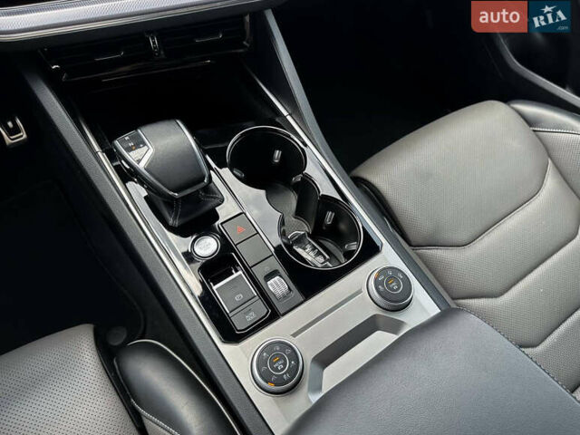 Серый Фольксваген Туарег, объемом двигателя 3 л и пробегом 160 тыс. км за 51500 $, фото 49 на Automoto.ua