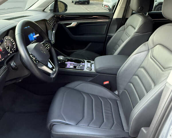 Серый Фольксваген Туарег, объемом двигателя 3 л и пробегом 56 тыс. км за 49000 $, фото 10 на Automoto.ua