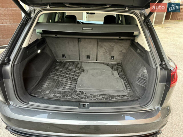 Серый Фольксваген Туарег, объемом двигателя 2.97 л и пробегом 125 тыс. км за 46800 $, фото 33 на Automoto.ua