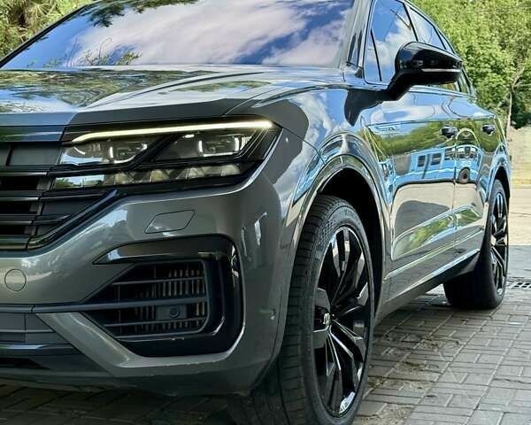 Сірий Фольксваген Туарег, об'ємом двигуна 3 л та пробігом 100 тис. км за 49500 $, фото 3 на Automoto.ua