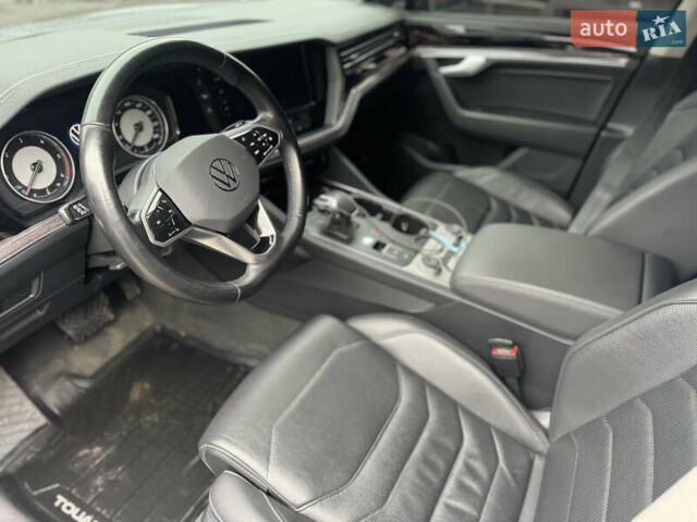 Серый Фольксваген Туарег, объемом двигателя 2.97 л и пробегом 147 тыс. км за 42999 $, фото 7 на Automoto.ua