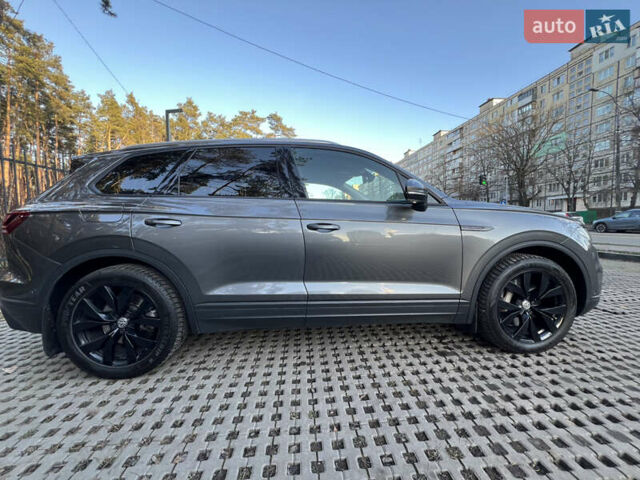 Серый Фольксваген Туарег, объемом двигателя 2.99 л и пробегом 88 тыс. км за 46800 $, фото 2 на Automoto.ua