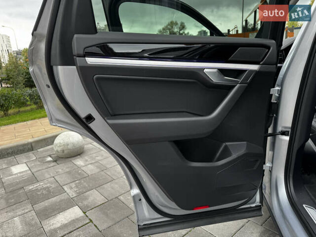 Фольксваген Туарег 2020 у Києві на Automoto.ua Сірий Фольксваген Туарег, об'ємом двигуна 3 л та пробігом 41 тис. км за 48700 $, фото 16 на Automoto.ua