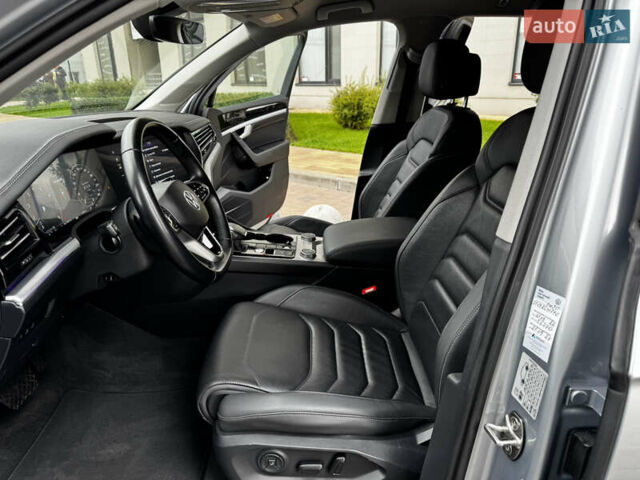 Фольксваген Туарег 2020 у Києві на Automoto.ua Сірий Фольксваген Туарег, об'ємом двигуна 3 л та пробігом 41 тис. км за 48700 $, фото 14 на Automoto.ua
