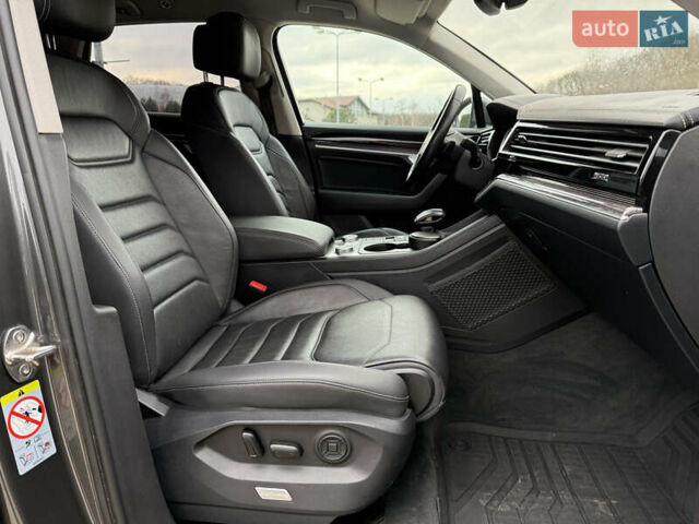 Сірий Фольксваген Туарег, об'ємом двигуна 2.97 л та пробігом 180 тис. км за 39500 $, фото 25 на Automoto.ua