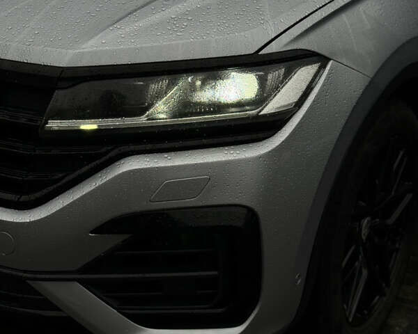 Серый Фольксваген Туарег, объемом двигателя 2.97 л и пробегом 147 тыс. км за 42999 $, фото 28 на Automoto.ua