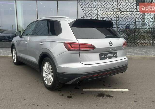 Сірий Фольксваген Туарег, об'ємом двигуна 3 л та пробігом 88 тис. км за 39726 $, фото 1 на Automoto.ua