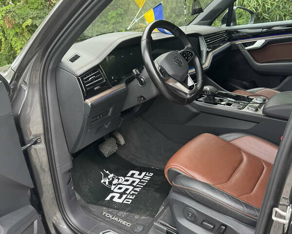 Серый Фольксваген Туарег, объемом двигателя 2.97 л и пробегом 108 тыс. км за 57800 $, фото 1 на Automoto.ua