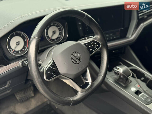 Серый Фольксваген Туарег, объемом двигателя 2.97 л и пробегом 147 тыс. км за 42999 $, фото 6 на Automoto.ua
