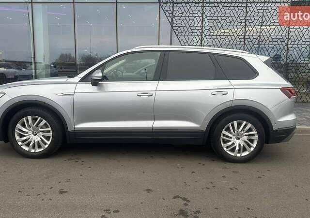 Сірий Фольксваген Туарег, об'ємом двигуна 3 л та пробігом 88 тис. км за 39726 $, фото 2 на Automoto.ua