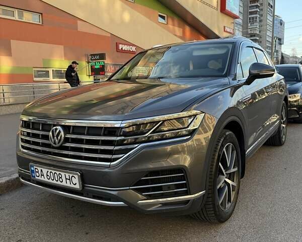 Серый Фольксваген Туарег, объемом двигателя 3.96 л и пробегом 185 тыс. км за 50100 $, фото 1 на Automoto.ua