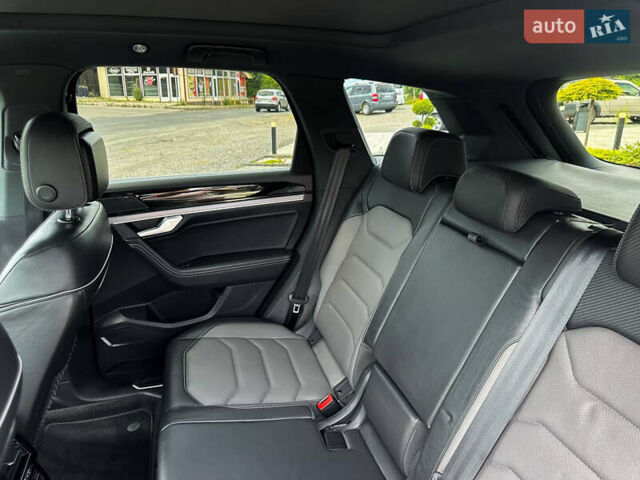 Серый Фольксваген Туарег, объемом двигателя 3 л и пробегом 160 тыс. км за 51500 $, фото 62 на Automoto.ua