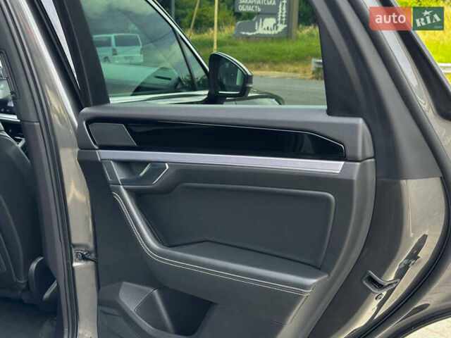 Серый Фольксваген Туарег, объемом двигателя 3 л и пробегом 160 тыс. км за 51500 $, фото 65 на Automoto.ua