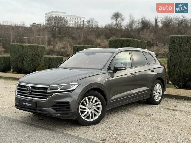 Сірий Фольксваген Туарег, об'ємом двигуна 2.97 л та пробігом 180 тис. км за 39500 $, фото 2 на Automoto.ua