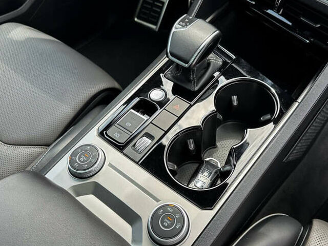 Серый Фольксваген Туарег, объемом двигателя 3 л и пробегом 160 тыс. км за 51500 $, фото 71 на Automoto.ua