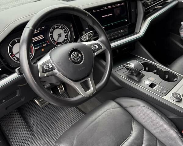 Серый Фольксваген Туарег, объемом двигателя 3.96 л и пробегом 185 тыс. км за 50100 $, фото 10 на Automoto.ua