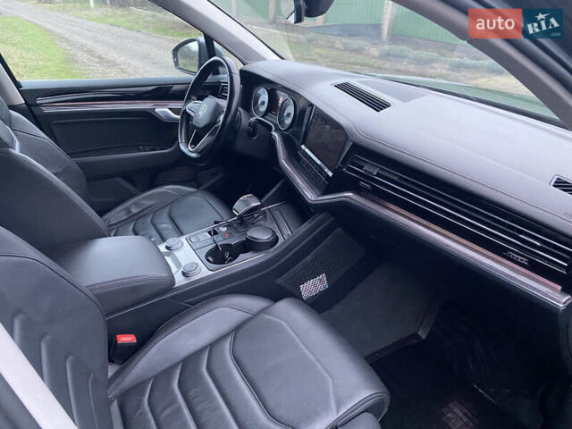 Серый Фольксваген Туарег, объемом двигателя 2.97 л и пробегом 180 тыс. км за 38000 $, фото 1 на Automoto.ua