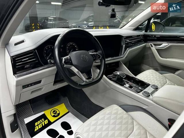 Фольксваген Туарег 2020 у Чернівцях на Automoto.ua Сірий Фольксваген Туарег, об'ємом двигуна 3 л та пробігом 90 тис. км за 50500 $, фото 10 на Automoto.ua