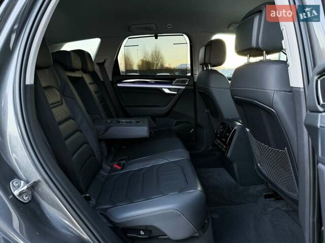 Серый Фольксваген Туарег, объемом двигателя 3 л и пробегом 135 тыс. км за 52999 $, фото 67 на Automoto.ua