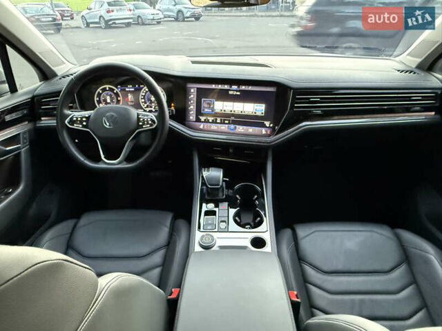 Серый Фольксваген Туарег, объемом двигателя 3 л и пробегом 56 тыс. км за 49000 $, фото 12 на Automoto.ua