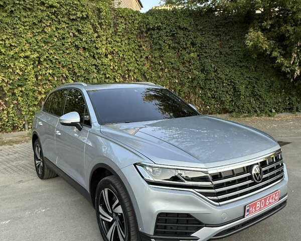 Серый Фольксваген Туарег, объемом двигателя 3 л и пробегом 56 тыс. км за 49000 $, фото 1 на Automoto.ua