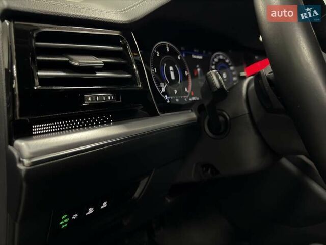 Серый Фольксваген Туарег, объемом двигателя 2.97 л и пробегом 53 тыс. км за 57000 $, фото 28 на Automoto.ua