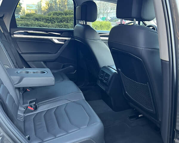 Серый Фольксваген Туарег, объемом двигателя 2.99 л и пробегом 88 тыс. км за 46800 $, фото 12 на Automoto.ua