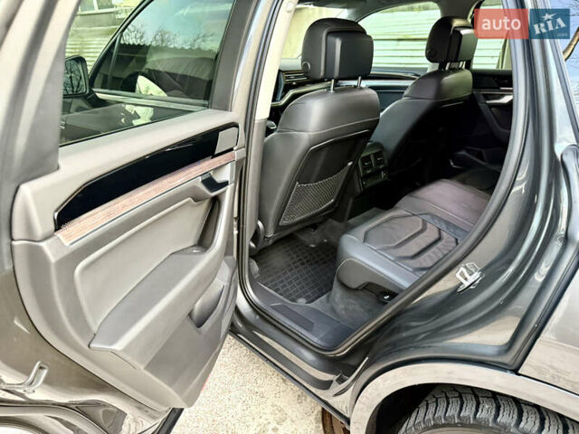 Серый Фольксваген Туарег, объемом двигателя 2.97 л и пробегом 125 тыс. км за 46800 $, фото 24 на Automoto.ua