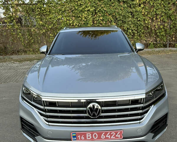 Серый Фольксваген Туарег, объемом двигателя 3 л и пробегом 56 тыс. км за 49000 $, фото 2 на Automoto.ua