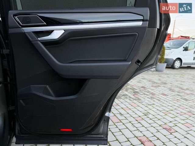 Серый Фольксваген Туарег, объемом двигателя 3 л и пробегом 135 тыс. км за 52999 $, фото 66 на Automoto.ua