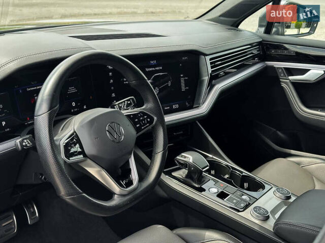 Серый Фольксваген Туарег, объемом двигателя 3 л и пробегом 160 тыс. км за 51500 $, фото 37 на Automoto.ua