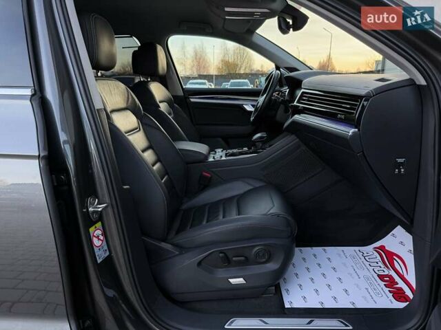 Серый Фольксваген Туарег, объемом двигателя 3 л и пробегом 135 тыс. км за 52999 $, фото 75 на Automoto.ua