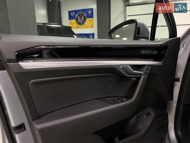 Серый Фольксваген Туарег, объемом двигателя 2.97 л и пробегом 53 тыс. км за 57000 $, фото 39 на Automoto.ua