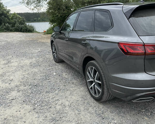 Серый Фольксваген Туарег, объемом двигателя 2.97 л и пробегом 108 тыс. км за 57800 $, фото 2 на Automoto.ua