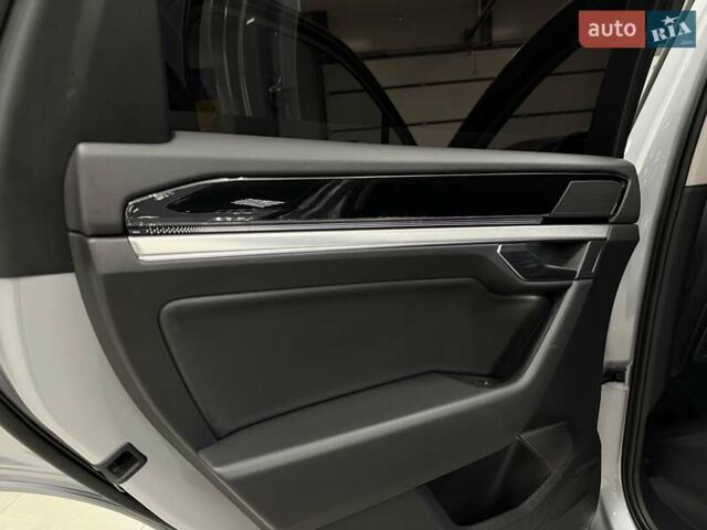 Серый Фольксваген Туарег, объемом двигателя 2.97 л и пробегом 53 тыс. км за 57000 $, фото 41 на Automoto.ua