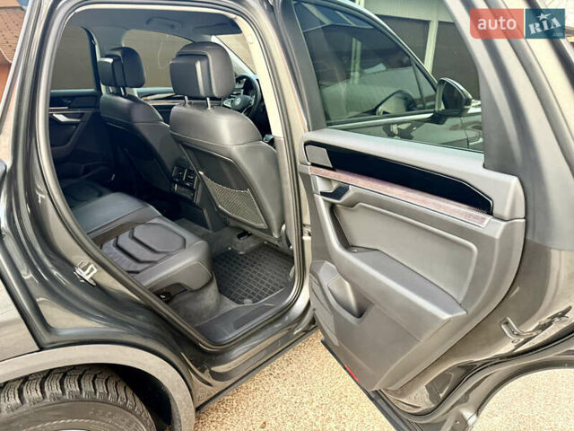 Серый Фольксваген Туарег, объемом двигателя 2.97 л и пробегом 125 тыс. км за 46800 $, фото 22 на Automoto.ua