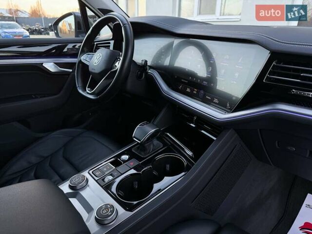 Серый Фольксваген Туарег, объемом двигателя 3 л и пробегом 135 тыс. км за 52999 $, фото 81 на Automoto.ua