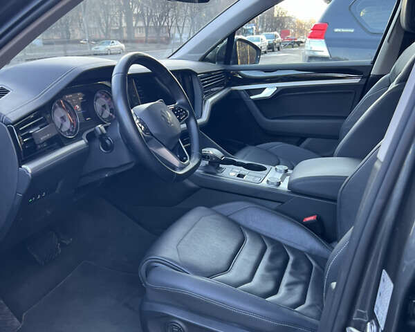 Серый Фольксваген Туарег, объемом двигателя 2.99 л и пробегом 88 тыс. км за 46800 $, фото 7 на Automoto.ua