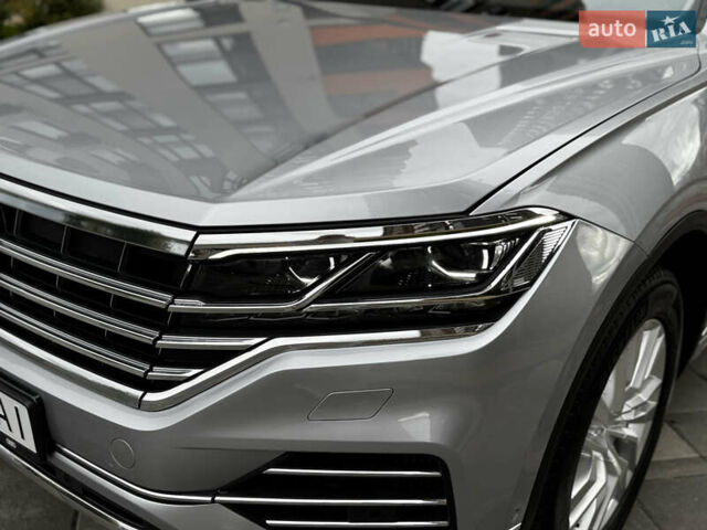 Фольксваген Туарег 2020 у Києві на Automoto.ua Сірий Фольксваген Туарег, об'ємом двигуна 3 л та пробігом 41 тис. км за 48700 $, фото 3 на Automoto.ua