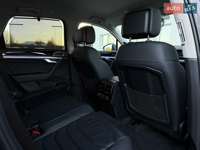 Серый Фольксваген Туарег, объемом двигателя 3 л и пробегом 135 тыс. км за 52999 $, фото 70 на Automoto.ua