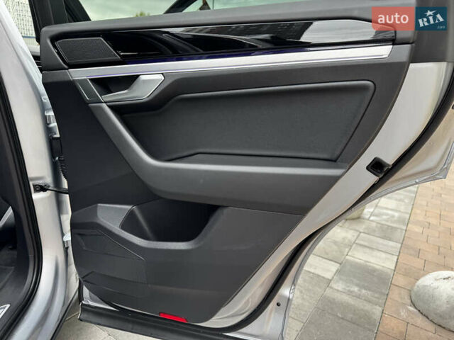 Фольксваген Туарег 2020 у Києві на Automoto.ua Сірий Фольксваген Туарег, об'ємом двигуна 3 л та пробігом 41 тис. км за 48700 $, фото 21 на Automoto.ua