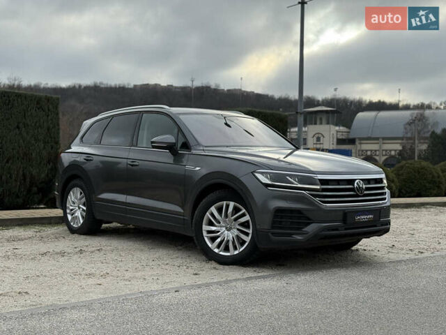 Сірий Фольксваген Туарег, об'ємом двигуна 2.97 л та пробігом 180 тис. км за 39500 $, фото 1 на Automoto.ua