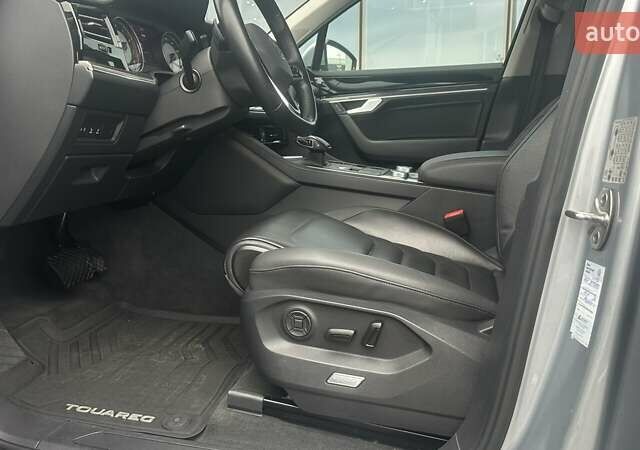 Сірий Фольксваген Туарег, об'ємом двигуна 3 л та пробігом 88 тис. км за 39726 $, фото 13 на Automoto.ua