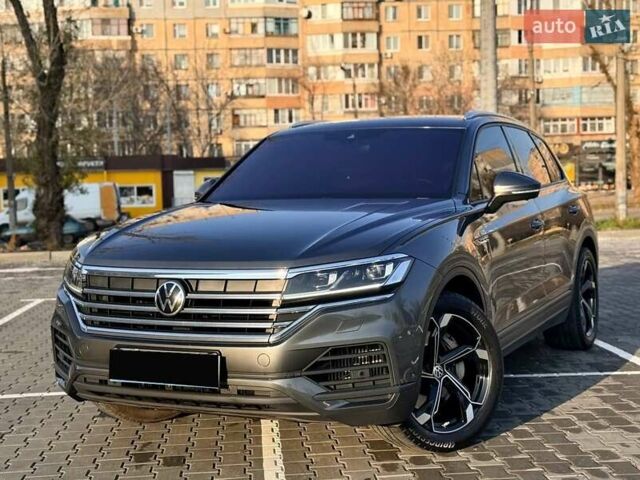 Серый Фольксваген Туарег, объемом двигателя 3 л и пробегом 115 тыс. км за 40500 $, фото 1 на Automoto.ua