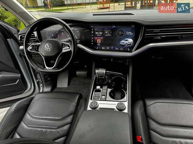 Фольксваген Туарег 2020 у Києві на Automoto.ua Сірий Фольксваген Туарег, об'ємом двигуна 3 л та пробігом 41 тис. км за 48700 $, фото 28 на Automoto.ua