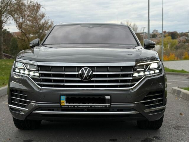 Серый Фольксваген Туарег, объемом двигателя 3 л и пробегом 62 тыс. км за 57950 $, фото 2 на Automoto.ua