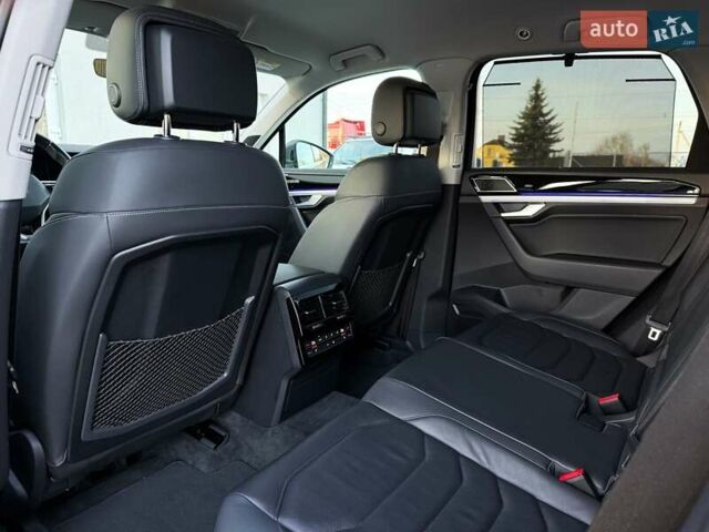 Серый Фольксваген Туарег, объемом двигателя 3 л и пробегом 135 тыс. км за 52999 $, фото 58 на Automoto.ua